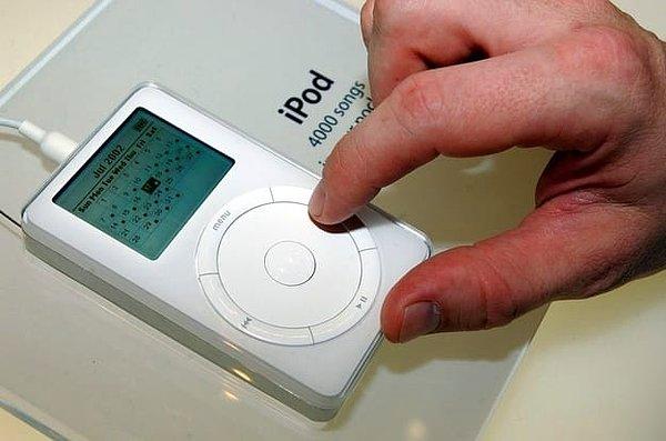 13. Apple ikinci jenerasyon iPod'u piyasaya sürdü.