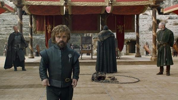 3. ve son ihtimal ise; Tyrion’un Cersei ile yaptığı konuşma. En son Cersei geri dönmeden önce Jon’ a sinirinden olsa gerek, hiçbir şekilde ateşkes yapmadan ortamdan ayrılmıştı. Daha sonra Tyrion ikna etmek için onun odasına gitmişti.