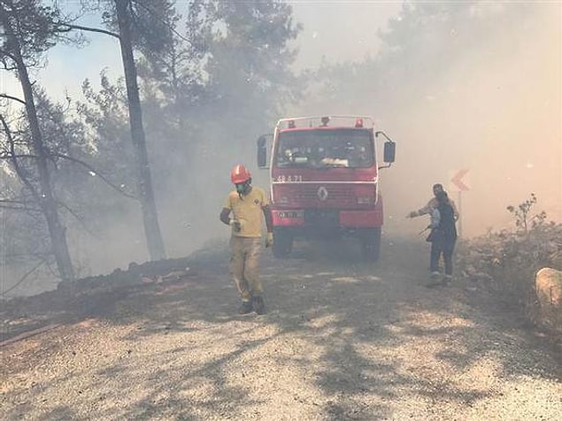 Alevlere havadan ve karadan müdahale sürerken, köylüler de söndürme çalışmalarına kazma küreklerle destek verdi.
