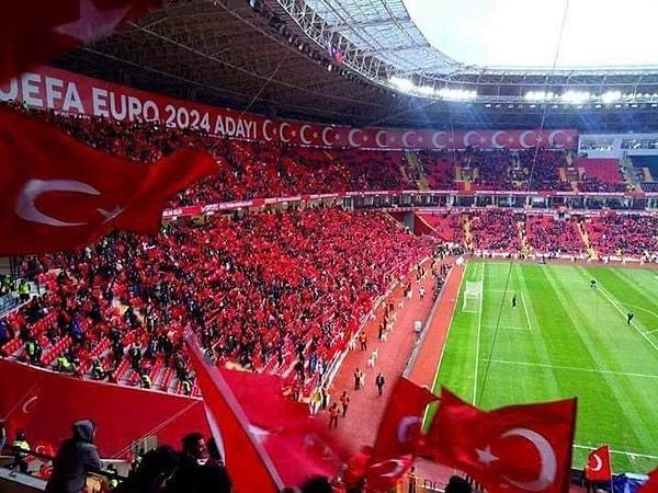 Eskişehir'de oynanan maçta 35 bin taraftar tribünleri doldurdu ve 90 dakika boyunca hiç susmadı.