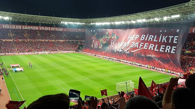 Eskişehir'de, İstanbul'da veya Konya'da oynanan milli maçlardan çok daha kaliteli bir tribün vardı.