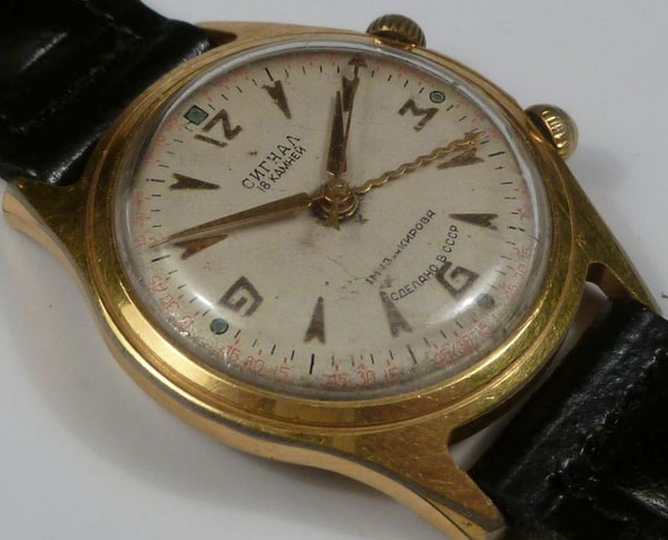 4. Когда-то была у меня учительница, строгая женщина в годах, всегда подтянутая, всегда в хорошем настроении. Жила одна, родственников у нас в городе не было. Я всегда считала, что ей никто и не нужен, пока она не рассказала мне историю. Когда-то в молодости, будучи красавицей, она меняла ухажеров как перчатки. Потом, когда ей было чуть больше 20, на пути встретился, как тогда казалось, очередной молодой человек, который учился в авиационном училище. Он влюбился в нее и как символ их пары подарил ей часы, купив себе такие же. Как-то раз перед полетом он очень просил ее поменяться часами, неизвестно, что на него нашло. Тогда она заметила, что ее часы встали, но он все равно просил отдать их. Она была недовольна, но всё же отдала свои часы. Через некоторое время у нее зазвонил телефон, и голос в трубке сообщил, что самолет разбился, никто не выжил. Она до сих пор считает, что этот молодой человек забрал от нее беду, изменив ее судьбу. С тех пор она больше ни с кем не жила, а его часы до сих пор хранятся у нее на полочке.