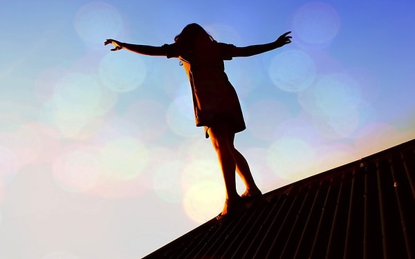 6. Моя сестра была в глубочайшей депрессии. Я была далеко, когда она решила покончить с собой. Она забралась на крышу, и перед последним шагом ей поступил звонок. От меня. Она подняла трубку, и вместо слов приветствия услышала мой голос, я с кем-то разговаривала о том, как соскучилась по дому и по ней особенно. Этот звонок ее спас, и она ушла с крыши. Для меня до сих пор загадка, почему именно в этот момент мой айфон заглючил и сам набрал ее номер...