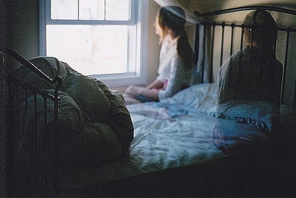 12. Недавно утром, пока я еще спала, приехали родители из-за границы ко мне в гости. Они разговаривали шепотом, но моя собака услышала, что кто-то ходит по квартире, залаяла, начала вокруг них носиться, и я от этого проснулась. Но тут со мной произошло какое-то странное оцепенение, как будто парализовало. Я хотела что-то сказать и не могла, даже пошевельнуться не получалось. Помню только, что обратила внимание на то, какая красивая и счастливая моя мама. А папа все ее торопил, так как им нужно было опять уезжать. Мама подошла ко мне со словами: "Сейчас я на нее еще минутку посмотрю и поедем". И тут я потеряла сознание на несколько минут. Когда я окончательно пришла в себя, уже никого не было. Собака до сих пор стояла и виляла хвостом у дверей. Вроде, ничем не примечательная история, но мой папа умер десять лет назад, а мама в прошлом году. Зато теперь я точно знаю, что они встретились и у них все хорошо.