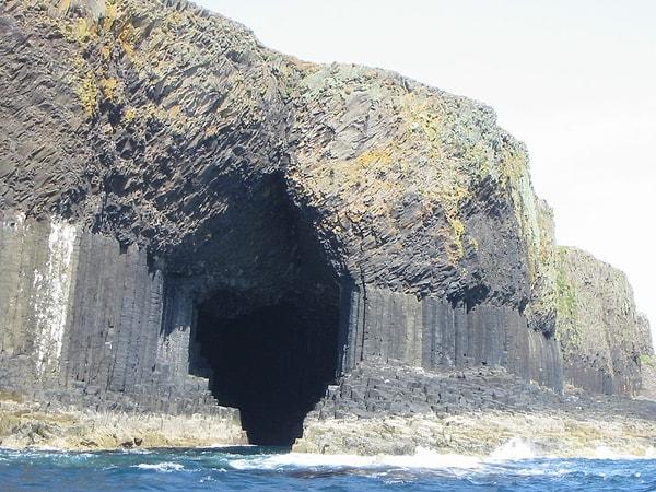 Keltler tarafından Uamh-Binn yani Melodi Mağarası olarak bilinen bu eşsiz doğa harikası İrlanda'da bulunan 'Devler Geçidi'ni andırıyor.