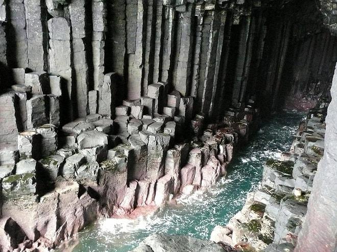 İskoçya Sahillerinde Kayaların Arasında Gizlenmiş Geometrik Bir Gizem: Fingal Mağarası