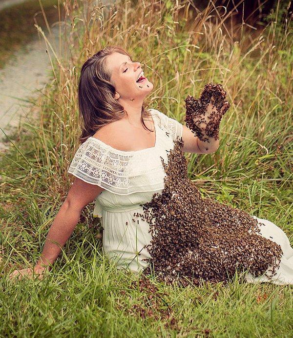 "Mueller Bal Arısı" adlı firmanın sahibi olan Emily ve eşi, 2015 yılında arıları koruma göreviyle yola çıktılar.