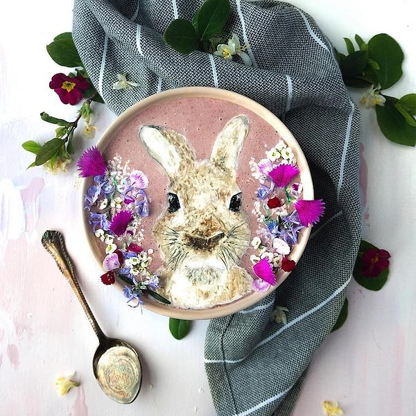 11. Чтобы подчеркнуть нежную красоту своих работ, девушка дополняет их цветами и листиками.