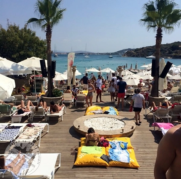 Bu Yaz Kızgın Kumlardan Serin Sulara Atlamak İçin En Çok Tercih Edilmiş 13 Beach Club Bu Yaz Kızgın Kumlardan Serin Sulara Atlamak İçin En Çok Tercih Edilmiş 13 Beach Club