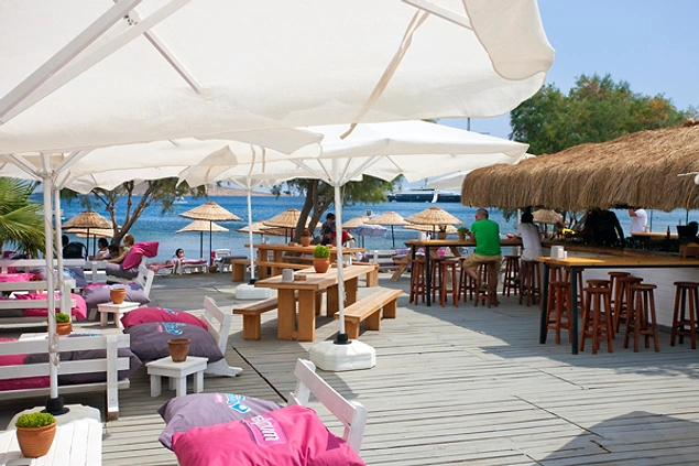 Bu Yaz Kızgın Kumlardan Serin Sulara Atlamak İçin En Çok Tercih Edilmiş 13 Beach Club Bu Yaz Kızgın Kumlardan Serin Sulara Atlamak İçin En Çok Tercih Edilmiş 13 Beach Club
