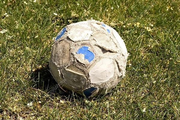 12. Kullanılamayacak duruma gelen futbol topunu keserdik ve küçük bir yerinden delik açıp havasını indirdiğimiz plastik topu içine sokardık.