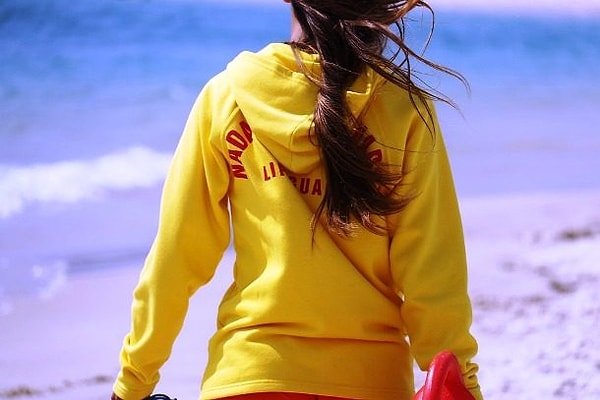 10. Жёлтая одежда