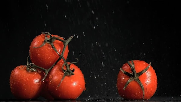 3. Они используют спрей для волос и дезодорант, чтобы овощи и фрукты выглядели свежими.