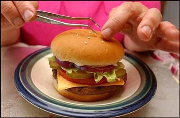 11. А чтобы семечки кунжута лежали ровно на булочке (и какая нам разница?), рекламщики располагают их при помощи пинцета.