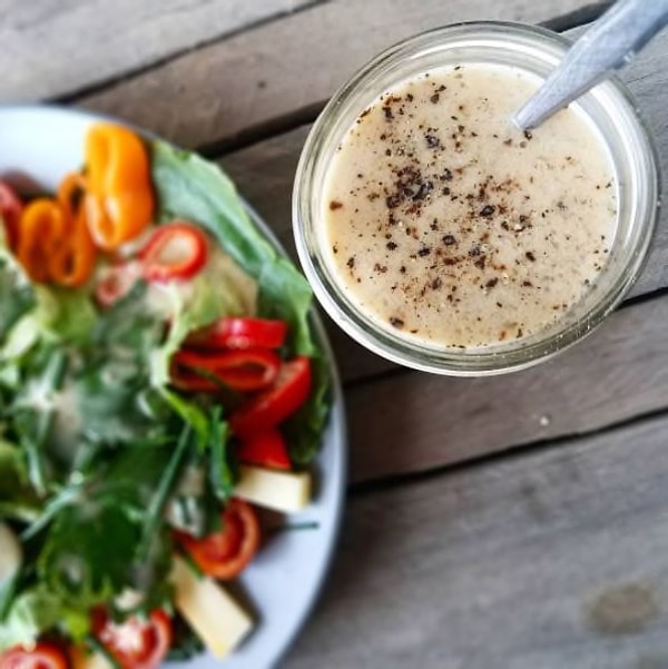 3. Если вы хотите сделать заправку для салата более здоровой, смешайте майонез и греческий йогурт в пропорции 50/50.