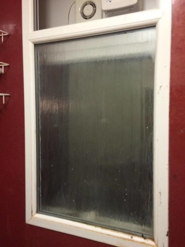 3. Он говорит, что его новая знакомая отлучилась в туалет, чтобы «оставить личинку», однако какашка упорно не желала смываться, и тогда девушка решила положить ее в пакет и выкинуть в окно