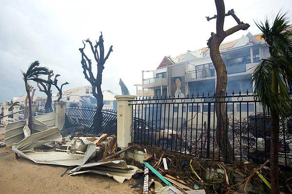 2. Aynı gün Fransız bir ada olan Saint Martin'de Marigot şehrindeki binalar zarar gördü, elektrik kaçağından yangın çıktı.