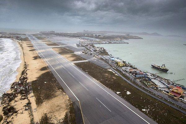 13. Saint Martin'in Hollanda'ya ait bölgesinde bulunan Princess Juliana Havalimanı ve Simpson Bay Plajının son hali.