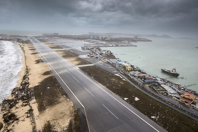 13. Saint Martin'in Hollanda'ya ait bölgesinde bulunan Princess Juliana Havalimanı ve Simpson Bay Plajının son hali.