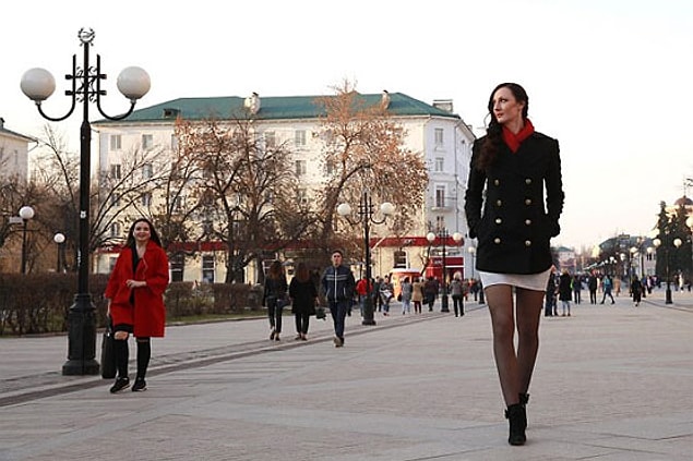 Çünkü profesyonel modellik yapma hayalini kurduğu zamanlarda boyu sebebiyle kendisiyle birçok kişi alay etmiş ve modellik alanında bir kariyeri olabileceğine inanmamışlar.