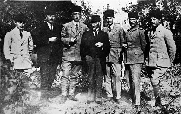 Mirliva (Tuğgeneral) Mustafa Kemal Paşa işgalden bir gün sonra Samsun yolculuğuna çıktı.