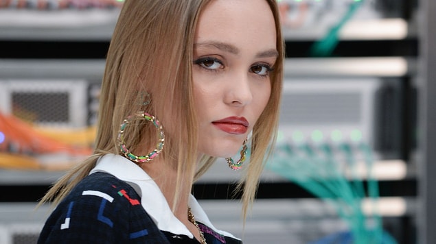 Tam adı Lily-Rose Melody Depp olan genç yıldız 27 Mayıs 1999 doğumlu, yani henüz 18 yaşında!