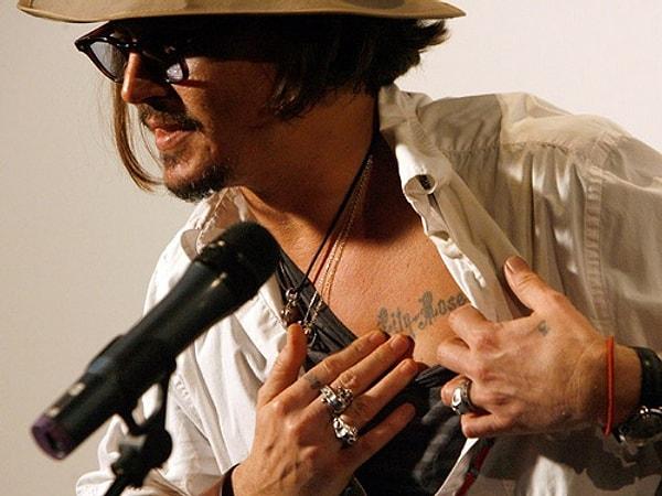 Johnny Depp de kızına olan sevgisini kalbinin üzerine yazdırdığı Lily-Rose'la bir kez daha göstermişti.