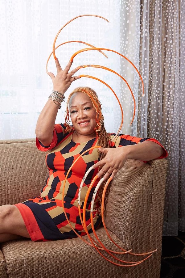 8. Аянна Уильямс - женщина, обладающая самыми длинными ногтями (общая длина составляет 5 м 76,4 см)