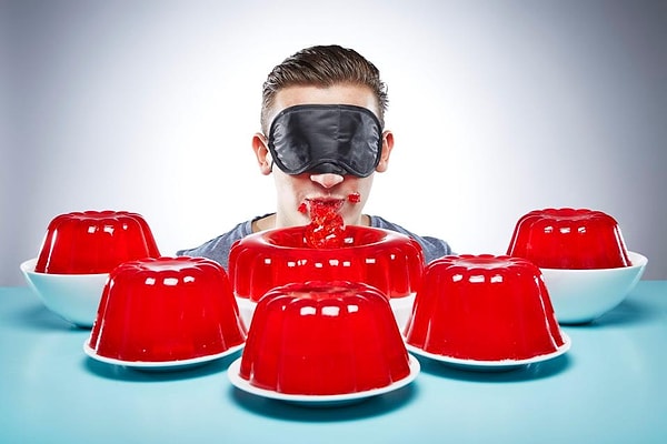 5. Андре Ортольф установил еще один рекорд: он съел самое большое количество желе с завязанными глазами и без использования рук (716 г за 1 минуту)