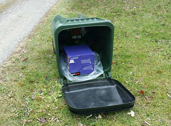 12. Зачем доставлять посылку до двери, если можно просто выбросить ее в урну?