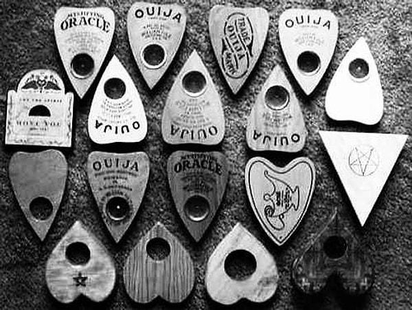 9. Ouija, piyasaya sürüldüğü yıl 2 milyonun üzerinde satış yaptı ve bu rakam dünyanın en ünlü oyunu Monopoly'yi bile geride bıraktı.
