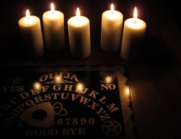 11. Amerika'da kimi eyaletlerde işlediği suçlar yüzünden Ouija'yı sebep gösteren suçlular yüzünden Ouija'nın satışı yasaklandı.