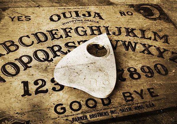 8. Tabii ki hayalet uzmanları ve ruh bilimciler de kendi alanlarında araştırma yaparak Ouija'nın tehlikeli olup olmadığı konusunda açıklamalar yapmaya çalıştılar.