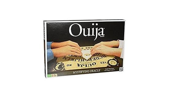 2. Aslına bakarsanız ilk ruh çağırma tahtasının kullanımı binlerce yıl öncesine dayanıyor fakat şimdiki haliyle bilinen Ouija 19. yüzyılın sonlarında piyasaya sürüldü.