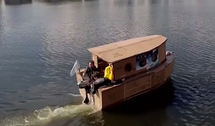 Kartondan Kullanılabilir Tekne Yapan Yetenekli İnsanlar