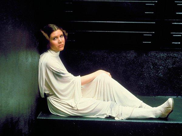 2. Star Wars'ta Prenses Leia Organa'nın baştan aşağı beyazlara büründüğü bu kostüm de en ikonikler arasında.