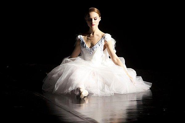 9. Black Swan filminde Natalie Portman'ın çok iyi taşıdığı balerin elbisesi.