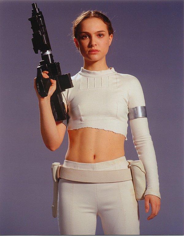 14. Star Wars'un prequel serisinde Padme karakterinin giydiği beyaz kostüm.