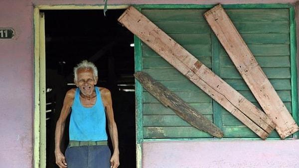 Irma, Küba'nın on yıllardır gördüğü ilk 5 şiddetinde kasırga oldu. Başkent Havana'daki BBC muhabiri Will Grant, adanın kentleri ile taşrası arasındaki iletişim hatlarının hasar gördüğünü ve bazı bölgelerde elektrik kesintileri yaşandığını aktardı.