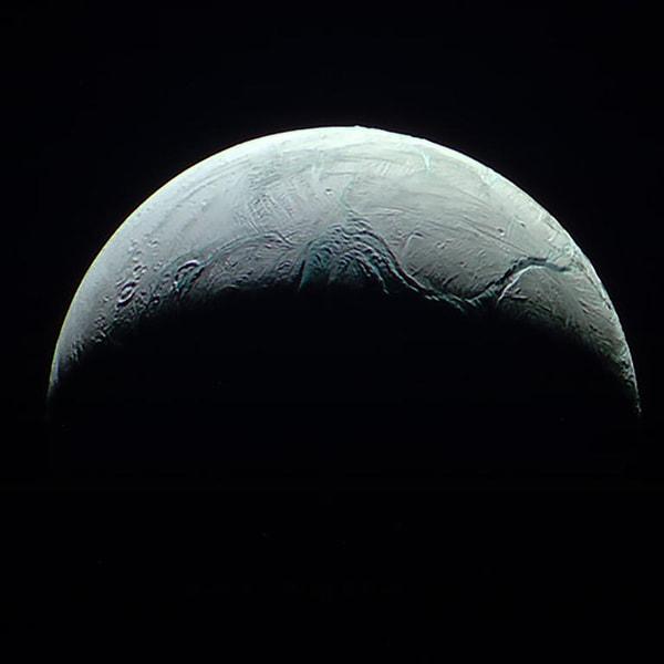 3. Cassini Satürn'ün buzla kaplı ayı Enceladus'un fotoğraflarını 180.000 km mesafeden çekti.