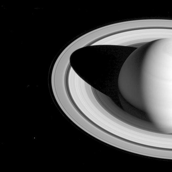 4. Bu fotoğrafta ise Satürn'ün halkaları üzerine düşen gölgesinin görkemini görüyoruz.