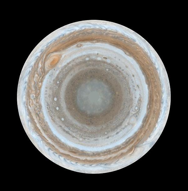 5. Bu Cassini fotoğraflarıyla yapılmış mozaik ise Jüpiter'in en detaylı fotoğraflarından biri, ortadaki nokta güney kutbunu, çevredeki daire ise ekvatorunu gösteriyor.