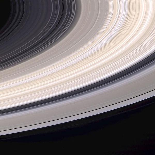 6. Cassini Satürn’ün yörüngesine girmeden 9 gün önce halkaların bu doğal renkteki halini fotoğrafladı.