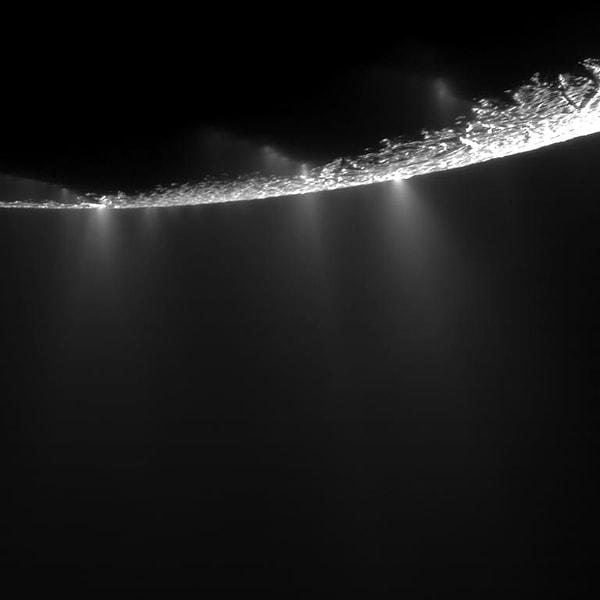 7. Satürn'ün ayı Enceladus üzerinde dramatik bir görüntü yaratan buzlu partiküller, su ve buhar taneleri.