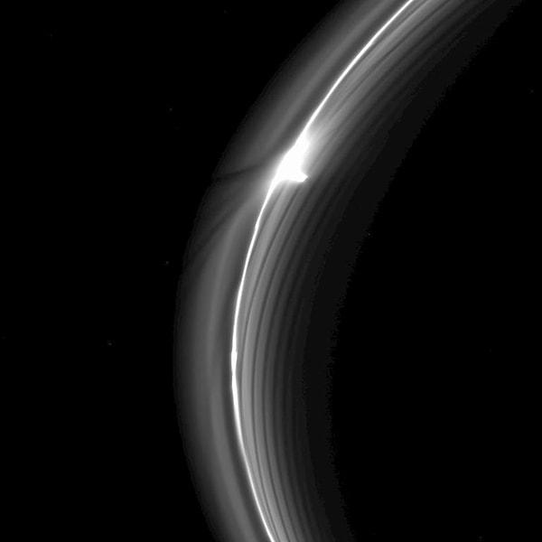 11. Satürn'ün dinamik F halkasının birçok gizemli özelliği var.