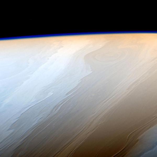 14. Satürn'ün üst atmosferine yayılan renkli sis Cassini'nin objektifine takılmış.