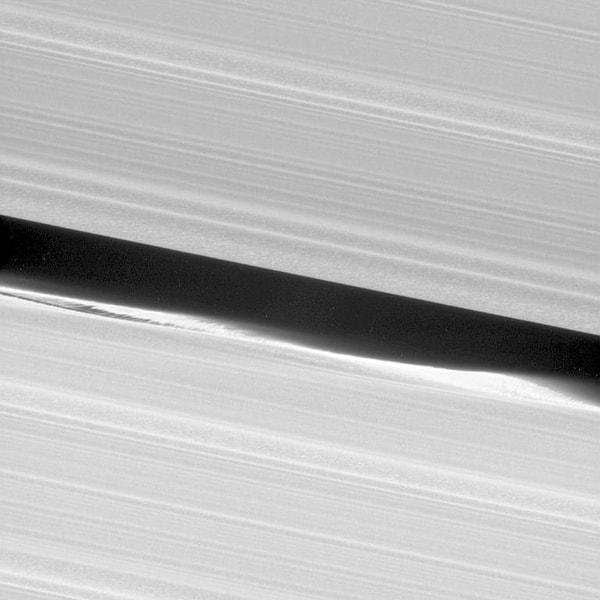 17. Satürn'den gelen birçok bilgiyi sayesinde aldığımız Cassini uzay aracı, gezegenin atmosferine yapacağı 'ölüm dalışı' yaklaşırken halkaların dış kısmının daha önce çekilmemiş görüntülerini yakaladı.