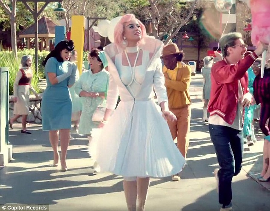 Perry chained to the. Кэти Перри Chained to the Rhythm. Katy Perry ft.skip Marley - Chained to the Rhythm. Огромные костюмы клип. Katy Perry Chained to the Rhythm клип.