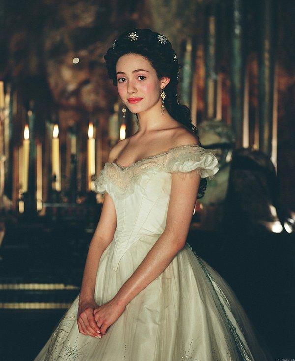 15. Operadaki Hayalet filminde Emmy Rossum'u daha bir güzelleştiren bu şahane elbise.