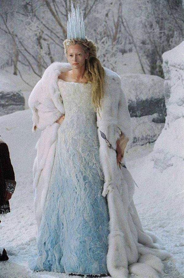 8. Narnia'da Beyaz Cadı'nın giydiği, lakabıyla da uyum sağlayan gösterişli elbise.